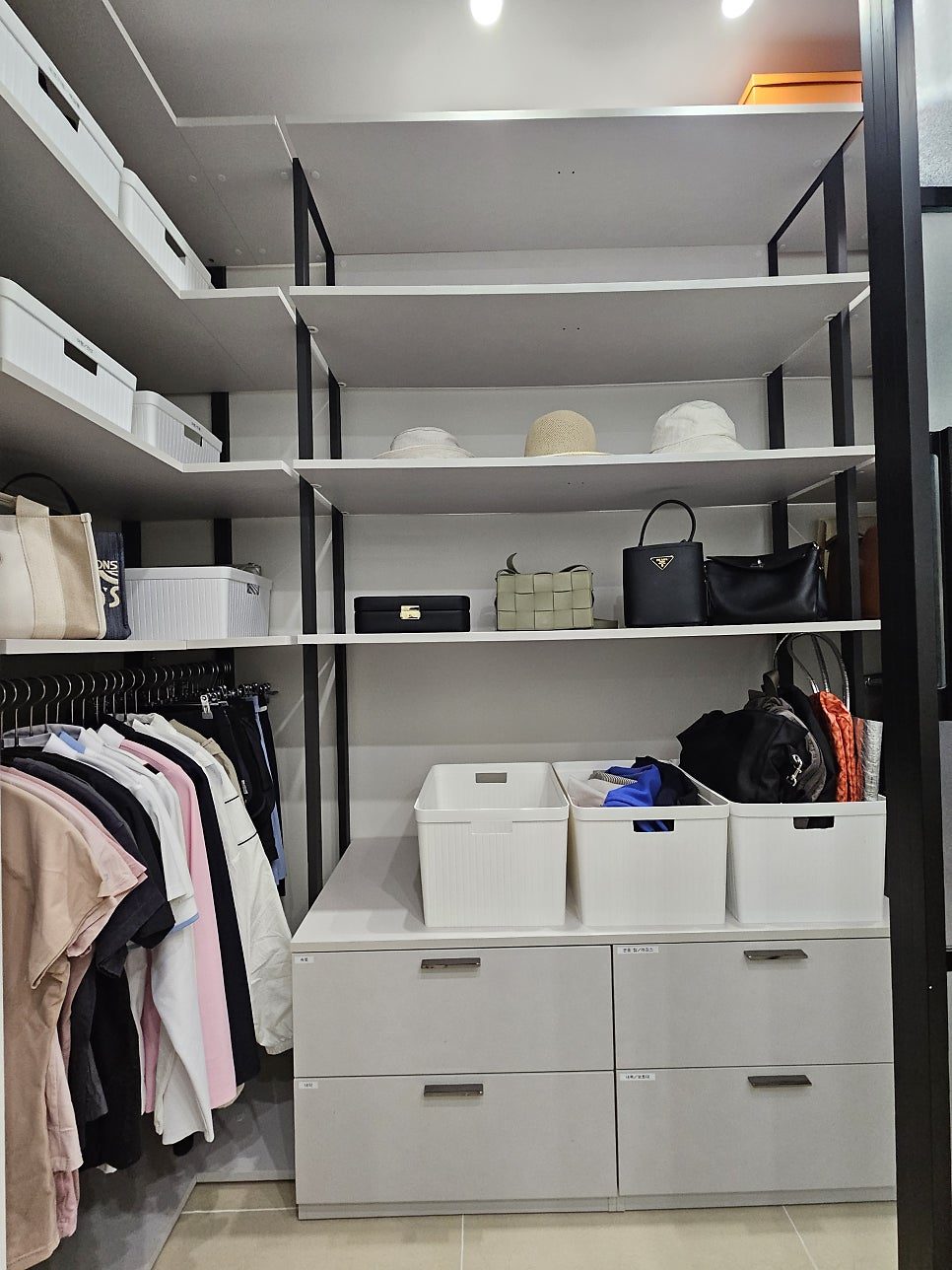 옷과 수납함을 나눠 넣은 붙박이장